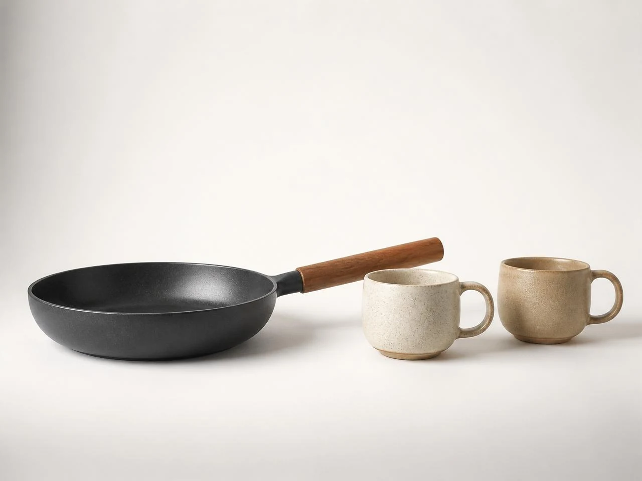 Poêle antiadhésive et tasses en grès pour la cuisine disponibles chez Sella Bazar à Conakry