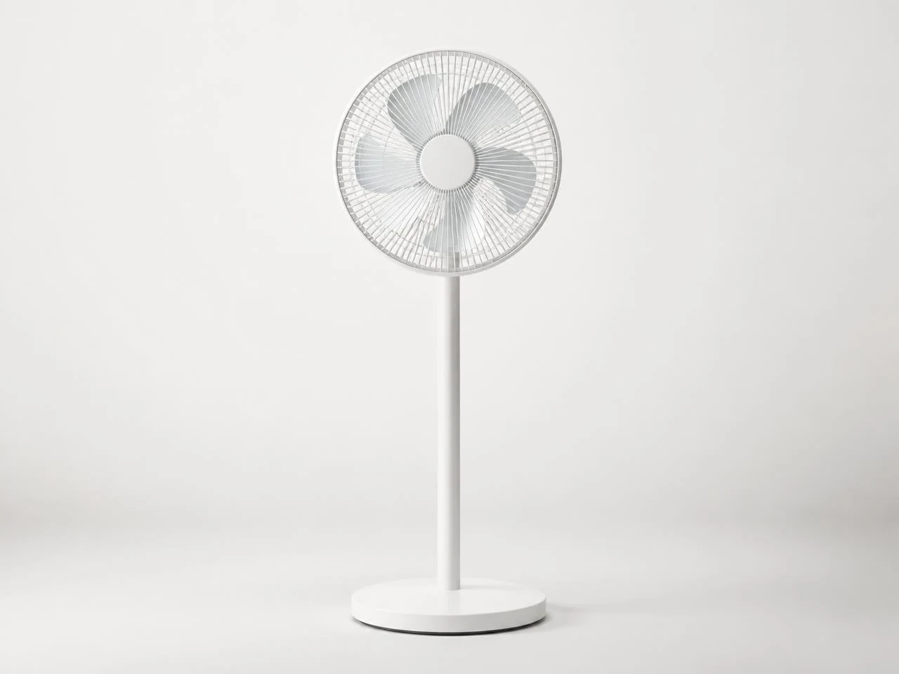 Ventilateur sur pied et chaise pliante de confort disponibles chez Sella Bazar à Conakry